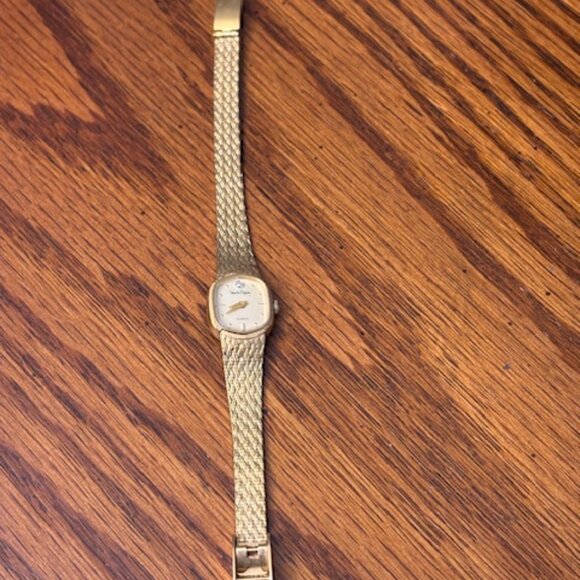 Vintage Diane Von Furstenberg Quartz Ladies Goldtone Adjustable Watch 6.5" - Picture 2 of 8